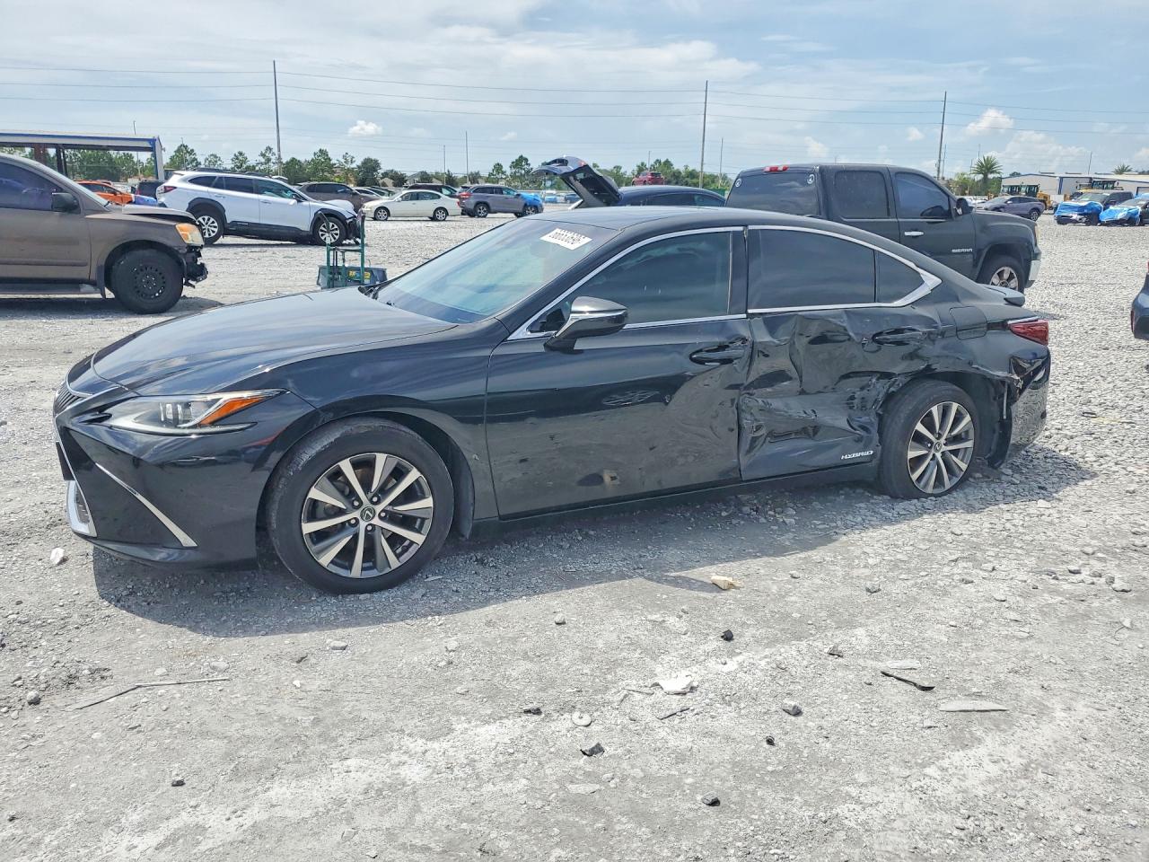 2020 LEXUS ES300 300h Premium — Front 3/4