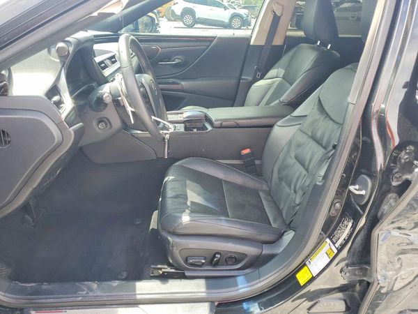 2020 LEXUS ES300 300h Premium — DENT