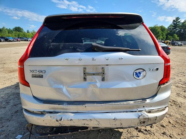 2018 VOLVO XC90 Momentum