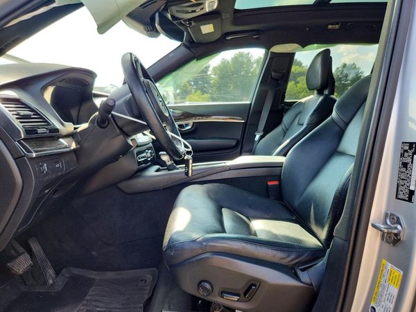 2018 VOLVO XC90 Momentum