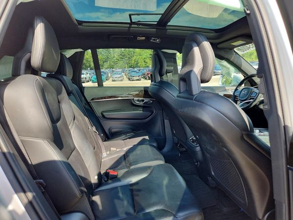 2018 VOLVO XC90 Momentum