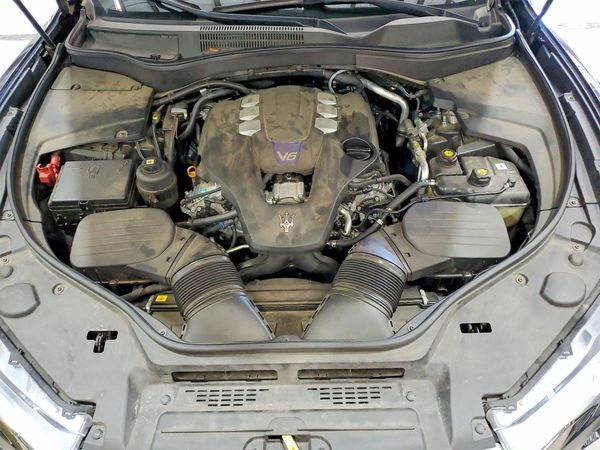 2017 MASERATI LEVANTE — Engine bay