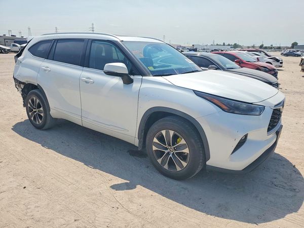 2022 TOYOTA HIGHLANDER XLE