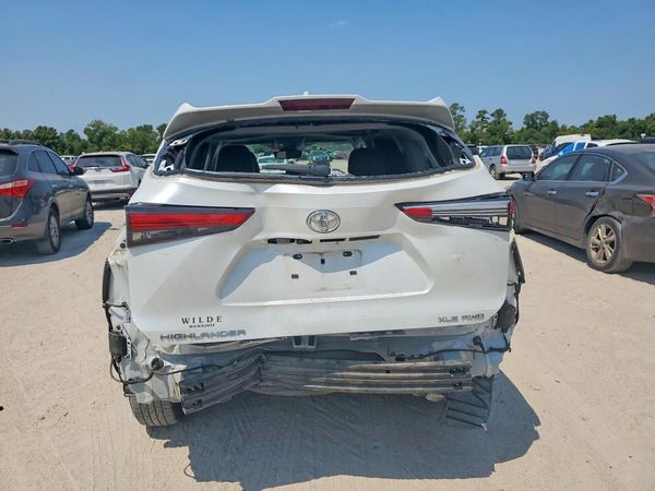 2022 TOYOTA HIGHLANDER XLE