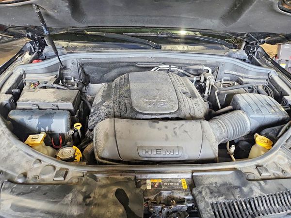 2021 DODGE DURANGO R/T — Engine bay
