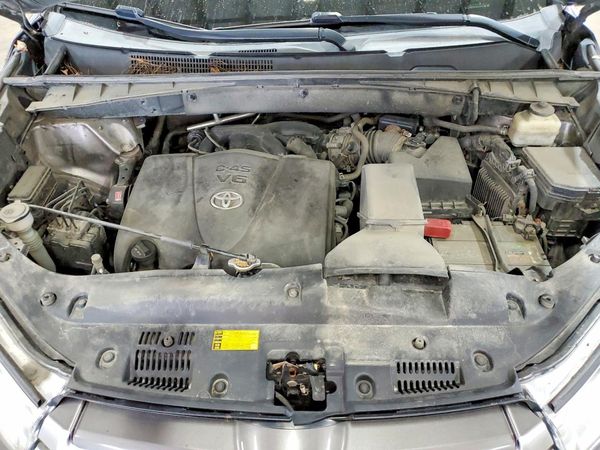 2017 TOYOTA HIGHLANDER SE/XLE — Engine bay