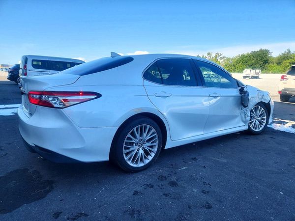 2020 TOYOTA CAMRY XLE