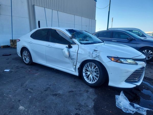2020 TOYOTA CAMRY XLE