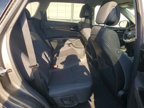 2016 KIA SORENTO L / LX