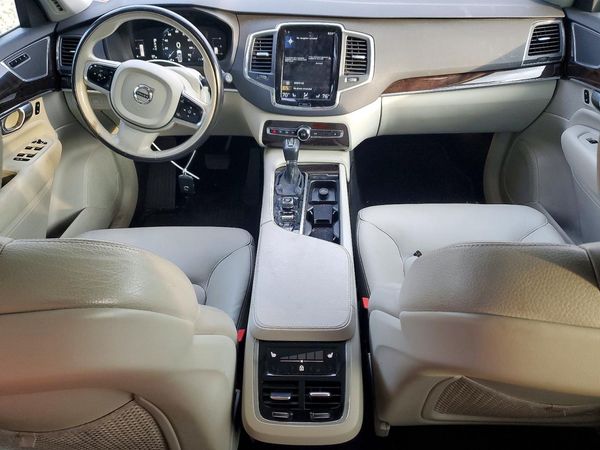 2019 VOLVO XC90 Momentum