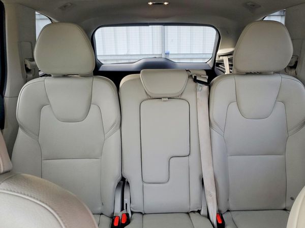 2019 VOLVO XC90 Momentum