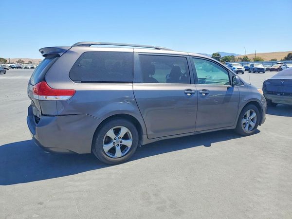 2012 TOYOTA SIENNA
