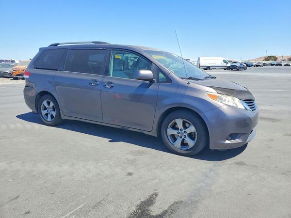 2012 TOYOTA SIENNA