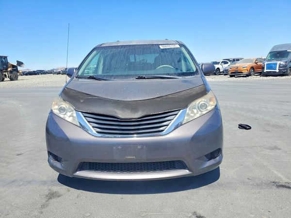 2012 TOYOTA SIENNA