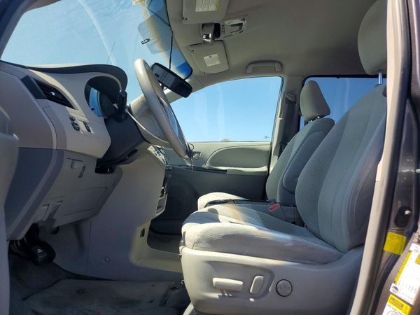 2012 TOYOTA SIENNA