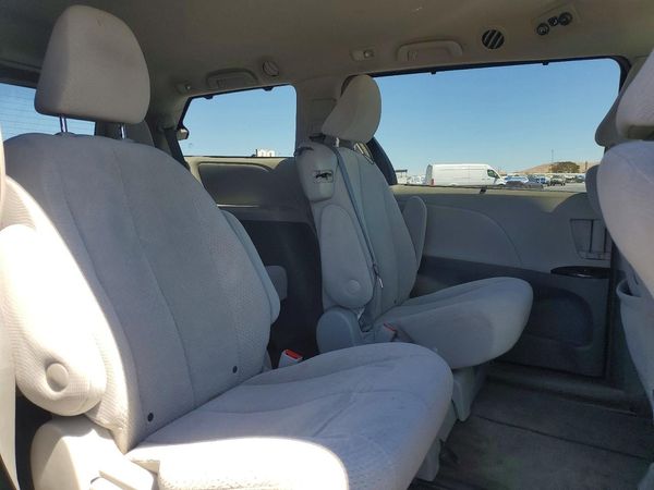 2012 TOYOTA SIENNA