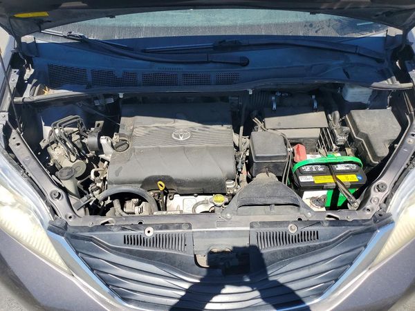 2012 TOYOTA SIENNA