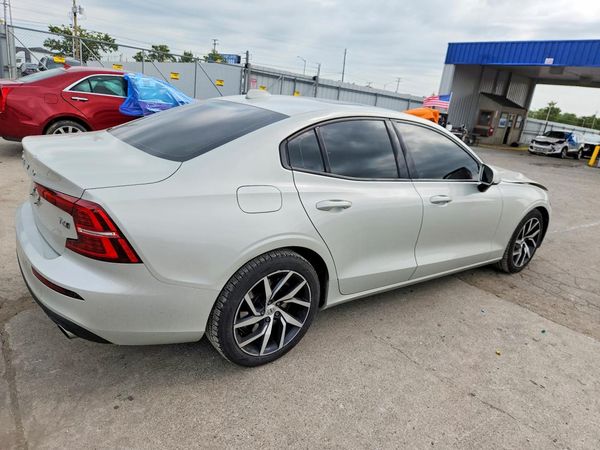 2019 VOLVO S60 Momentum