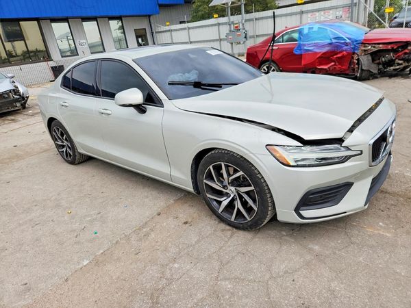 2019 VOLVO S60 Momentum