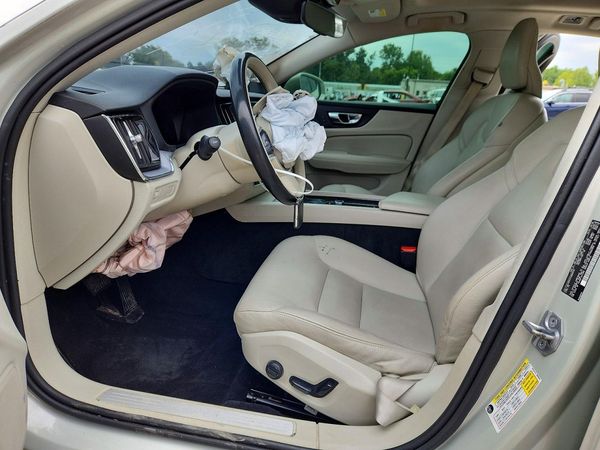 2019 VOLVO S60 Momentum