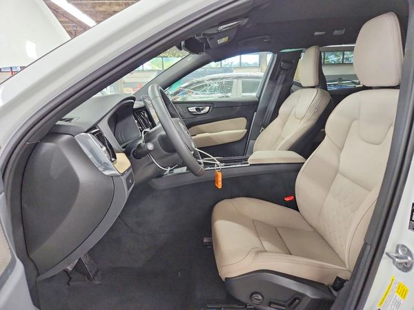 2026 VOLVO XC60 Plus Dark