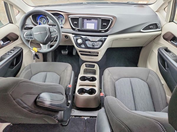 2022 CHRYSLER VOYAGER LX
