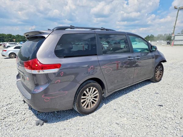 2014 TOYOTA SIENNA