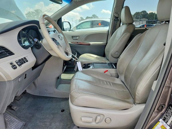 2014 TOYOTA SIENNA