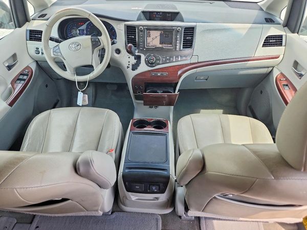 2014 TOYOTA SIENNA