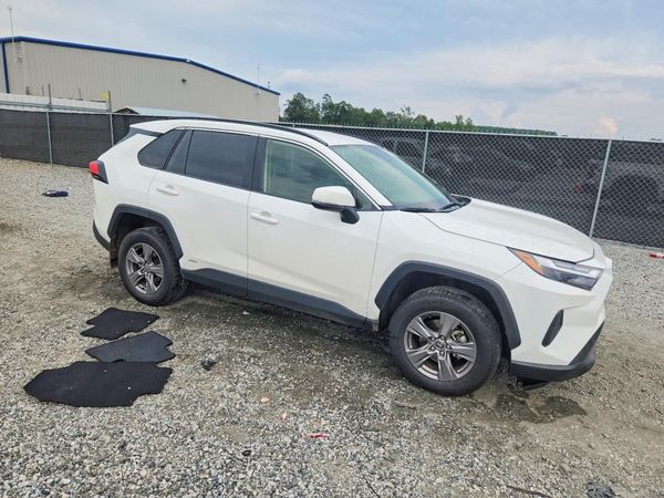 2024 TOYOTA RAV4 XLE — Passenger 3/4