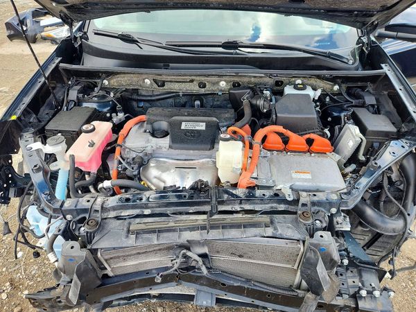 2018 TOYOTA RAV4 Ltd — Engine bay