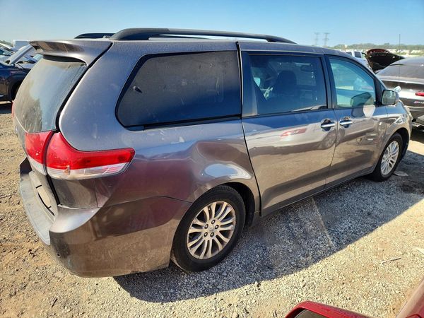 2013 TOYOTA SIENNA