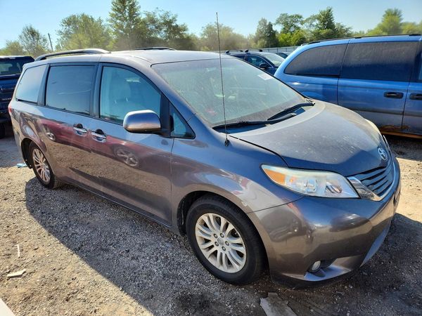 2013 TOYOTA SIENNA