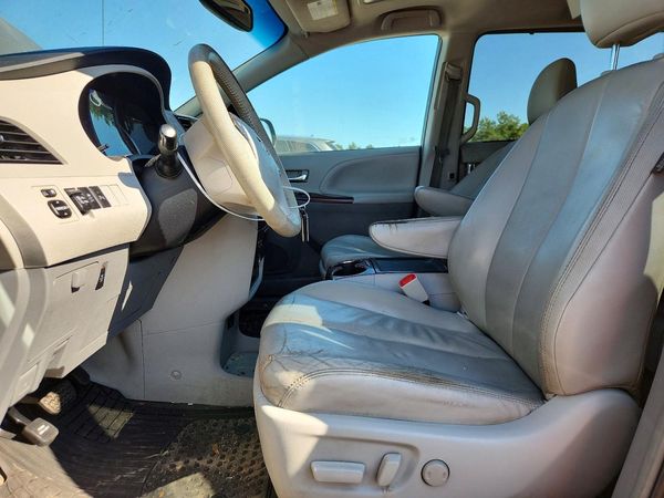 2013 TOYOTA SIENNA