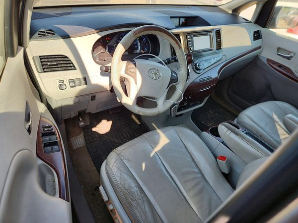 2013 TOYOTA SIENNA