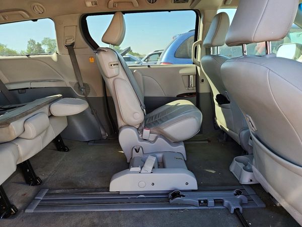 2013 TOYOTA SIENNA