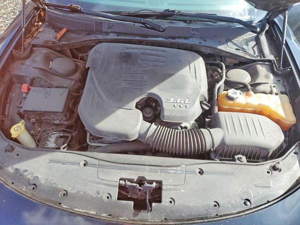2015 DODGE CHARGER SE — Engine bay