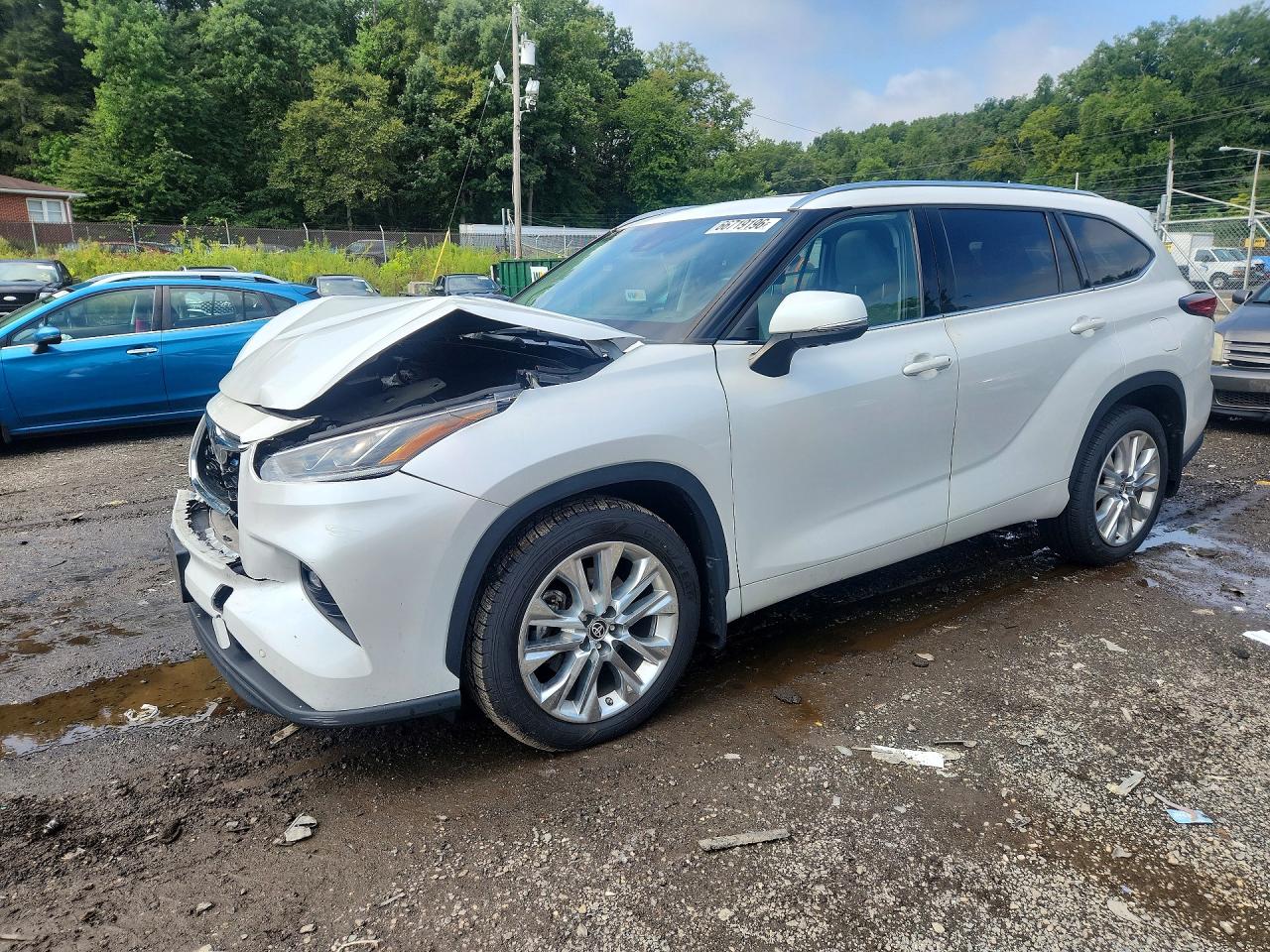 2022 TOYOTA HIGHLANDER Limited — Front 3/4