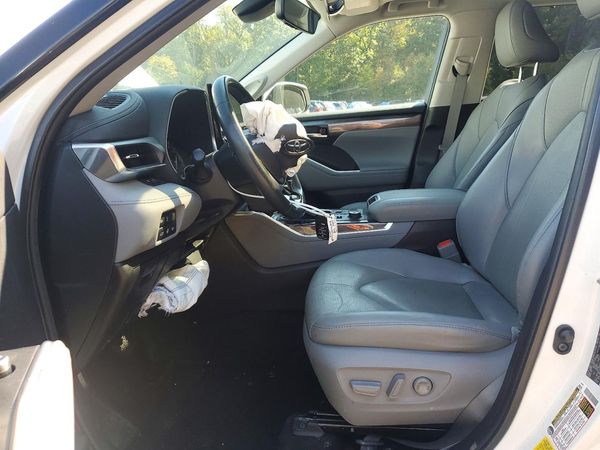 2022 TOYOTA HIGHLANDER Limited — DENT