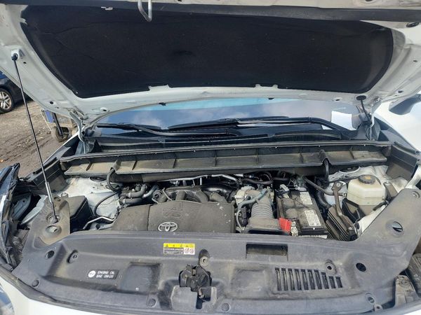 2022 TOYOTA HIGHLANDER Limited — Engine bay