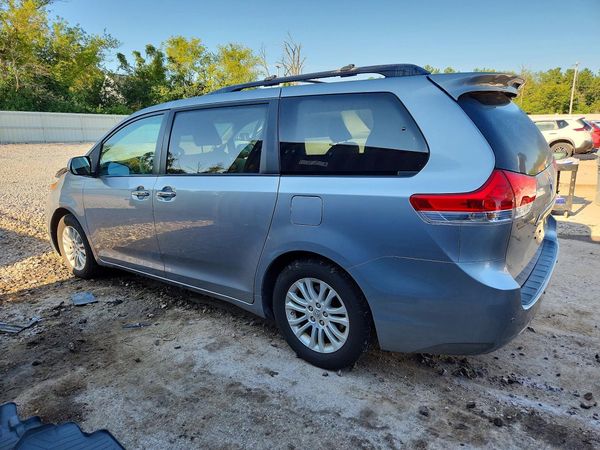 2013 TOYOTA SIENNA