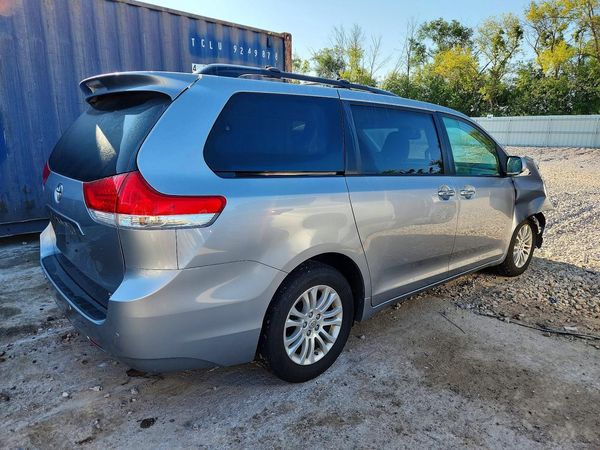 2013 TOYOTA SIENNA