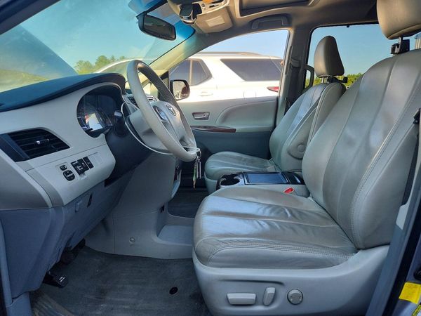 2013 TOYOTA SIENNA