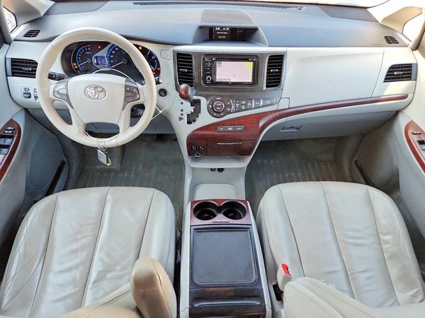 2013 TOYOTA SIENNA
