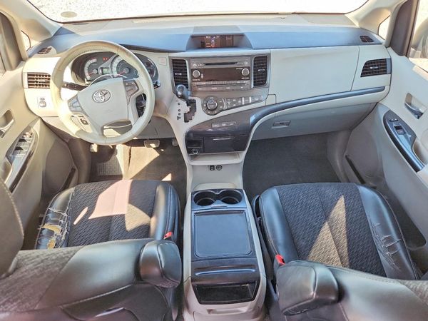 2012 TOYOTA SIENNA