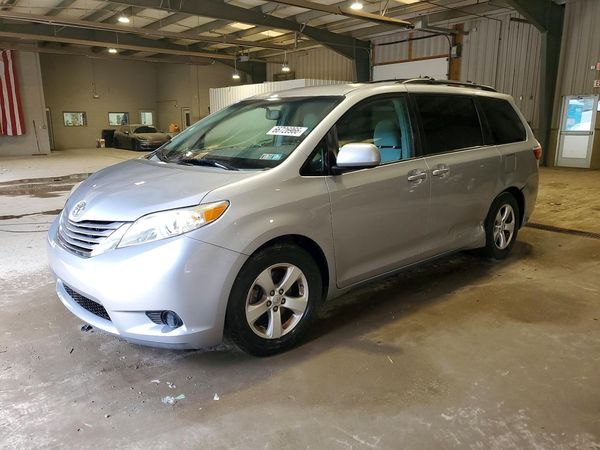 2015 TOYOTA SIENNA