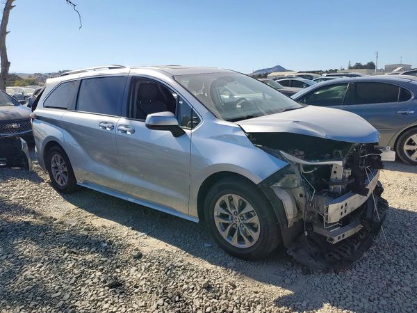 2022 TOYOTA SIENNA XLE — Passenger 3/4