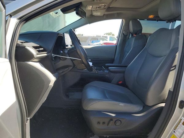 2022 TOYOTA SIENNA XLE — DENT