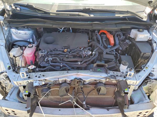 2022 TOYOTA SIENNA XLE — Engine bay