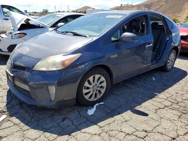 2014 TOYOTA PRIUS — Front 3/4